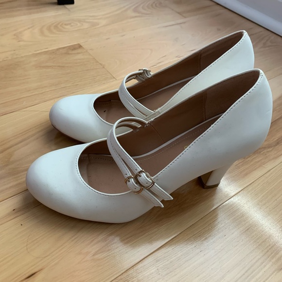 Impulse purchase. Wore once. Cute shoes but they just sit in my closet - Picture 4 of 7